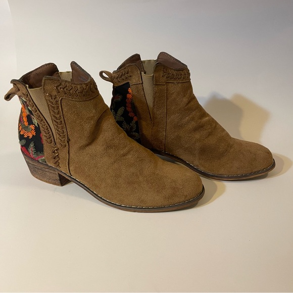 Tiara Women's Ankle Boots with Embroidered Flowers - Picture 5 of 10